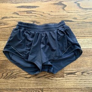Black lululemon hotty hot shorts 2.5”